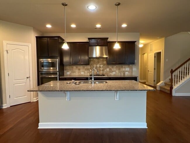 Building Photo - 579 Crossland Dr