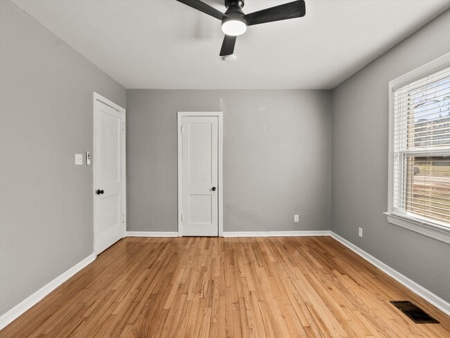 Building Photo - 1403 Lowell Dr SE