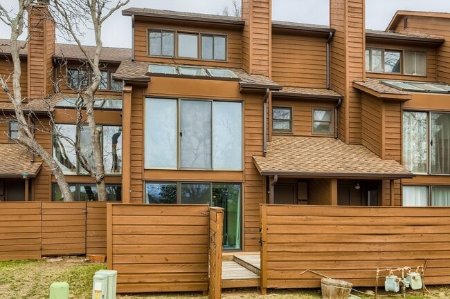 Building Photo - Spacious 3-Level Townhome w/ Private Primary Suite