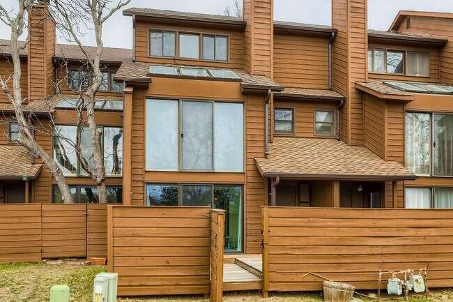 Building Photo - Updated 3 BDR Townhome in King's Ridge