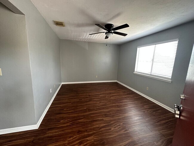 Building Photo - Upstairs unit ON THE GOLF COURSE!