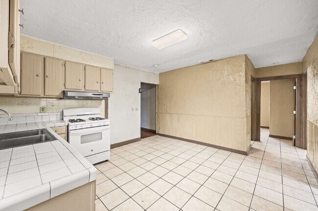 Building Photo - Convenient Living! 3 Bedroom Triplex with Driveway Parking