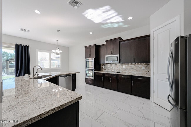 Building Photo - 6327 E Dixileta Dr