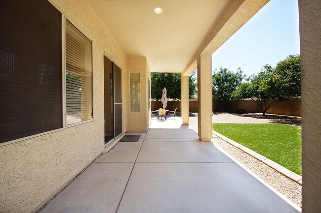 Building Photo - 4 Bedroom Furnished Gilbert Home