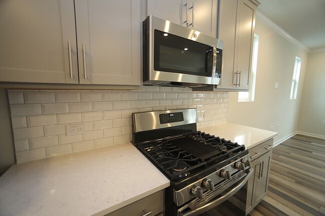 Building Photo - Spacious End Unit Townhome in Beautiful Ne...