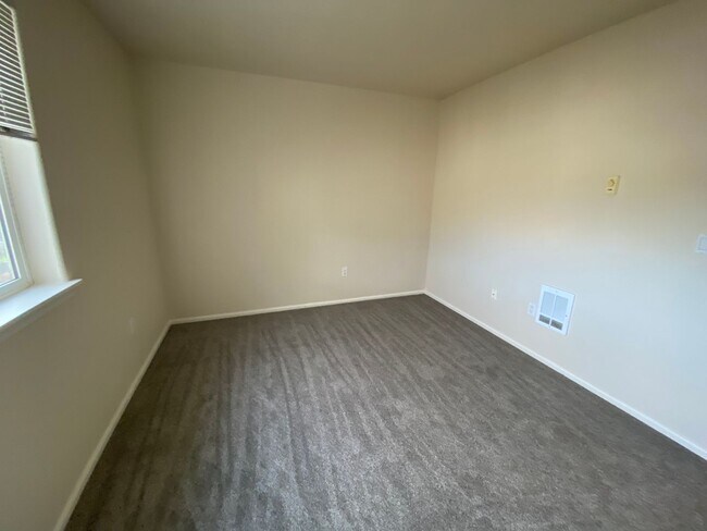 Building Photo - Remodeled 2 Bed 1.5 bath Springfield apartment