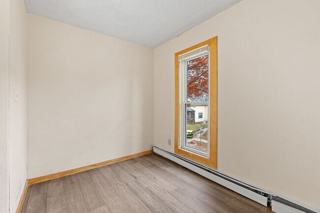 Building Photo - Updated Studio Unit - Available Now!