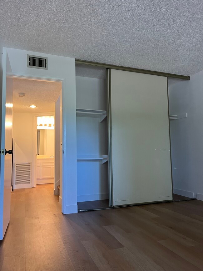 Building Photo - 1550 Apache Dr