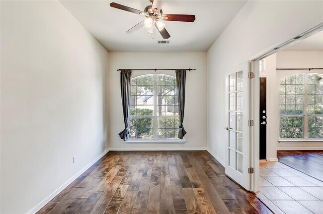 Building Photo - 15220 Fernhill Dr