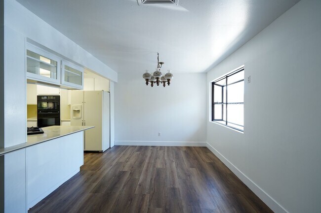 Building Photo - 220 Lilac Ct