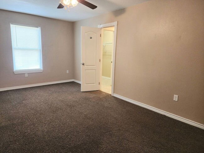 Building Photo - 412 W University Dr