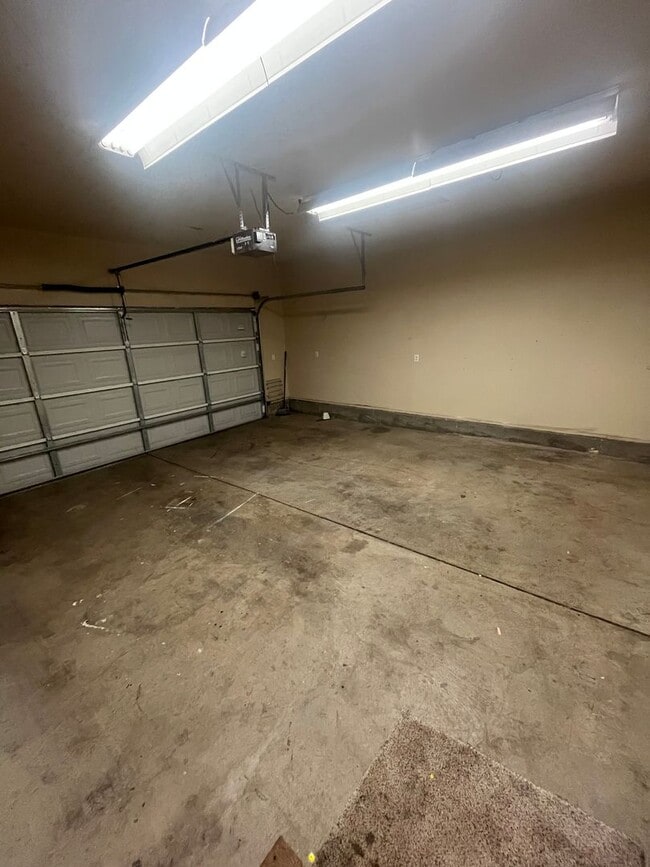 Building Photo - 3-Bedroom 2.5-Bathroom home in Eugene