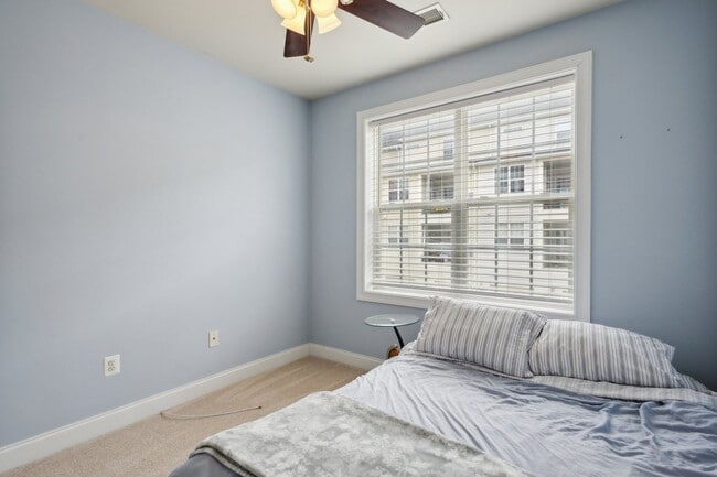 Building Photo - Stunning 2 bed 2.5 bath 2-story condo/townhome