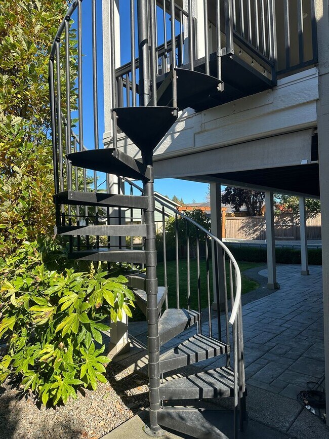 Building Photo - Amazing Price! Amazing Location!