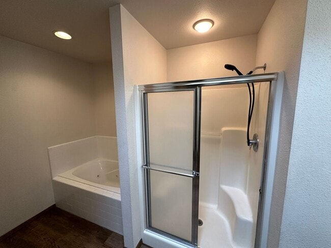 Building Photo - Spacious and nicely located on a cul-de-sac street 3 bedroom 2 bathroom home for rent.