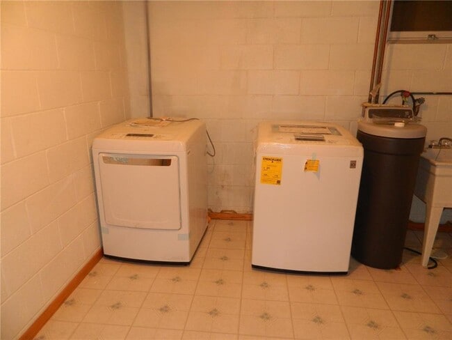 Building Photo - 209 Valley High Rd