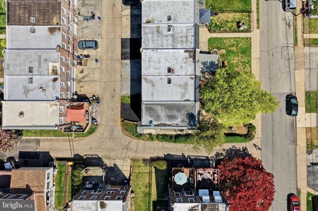 Building Photo - 271 W Wyncliffe Ave