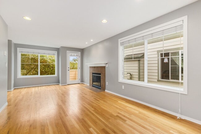 Building Photo - Lake City Townhouse 2 Bedroom 1.5 bath