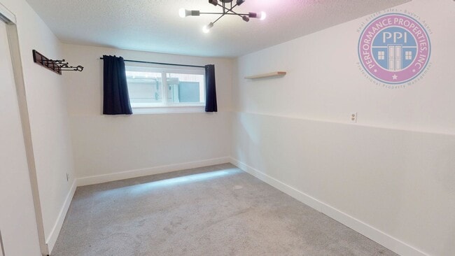 Building Photo - * DESIRABLE MILWAUKIE HOME!  A GARDENER'S ...