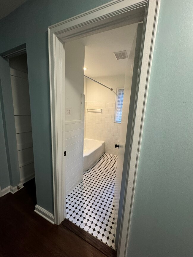 Building Photo - 3494 Maryvale Dr