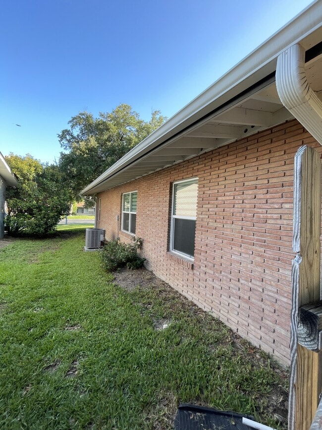 Building Photo - 403 Marquis Ln