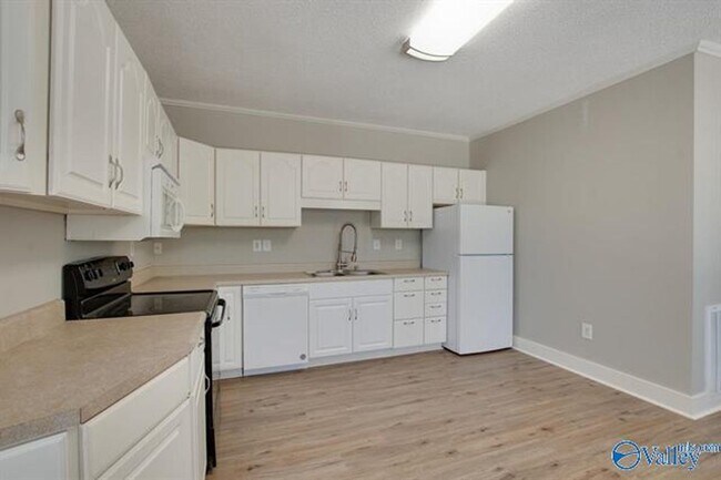 Building Photo - Cute 1 Bedroom 1 Bath House