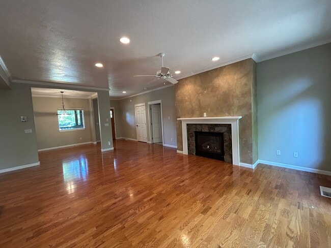 Building Photo - Well Maintained 3 Bedroom / 2 Bathroom Hom...