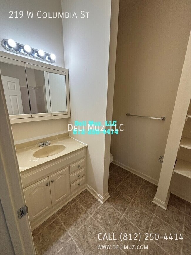 Building Photo - 219 W Columbia St