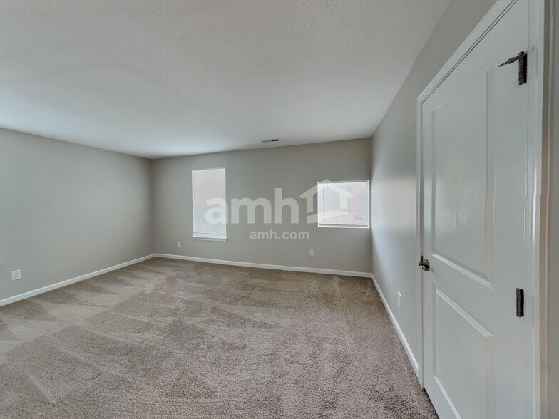 Building Photo - 2909 Seasons Dr