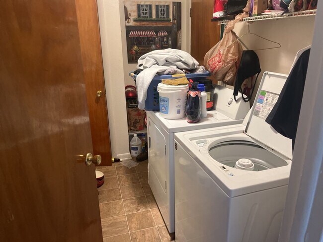 Building Photo - 526 N Frey Ave