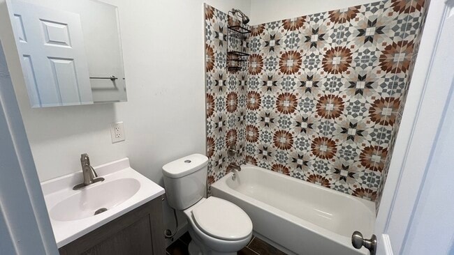 Building Photo - 438 Linden St