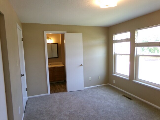 Building Photo - 4 Woodbine Ct