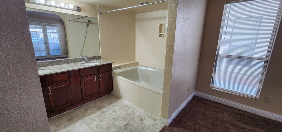 Building Photo - 1212 Bass Dr