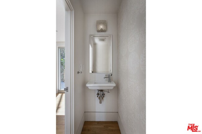 Building Photo - 631 Cross Ave