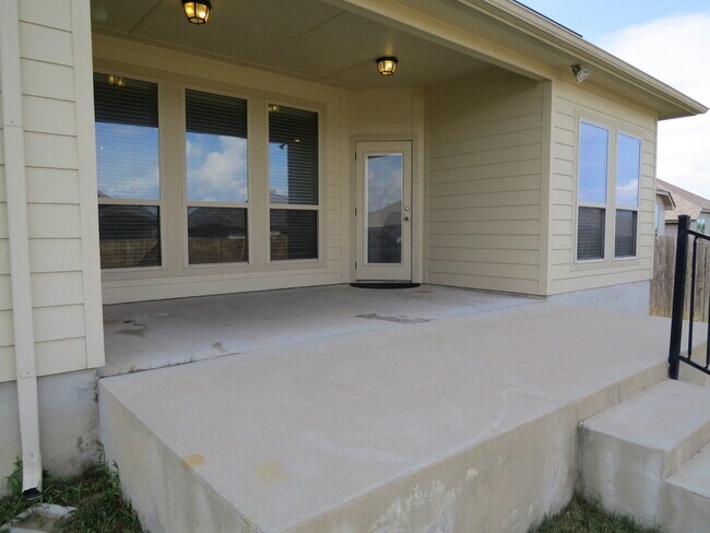 Building Photo - "Charming 4-Bed Oasis with Granite Touches...