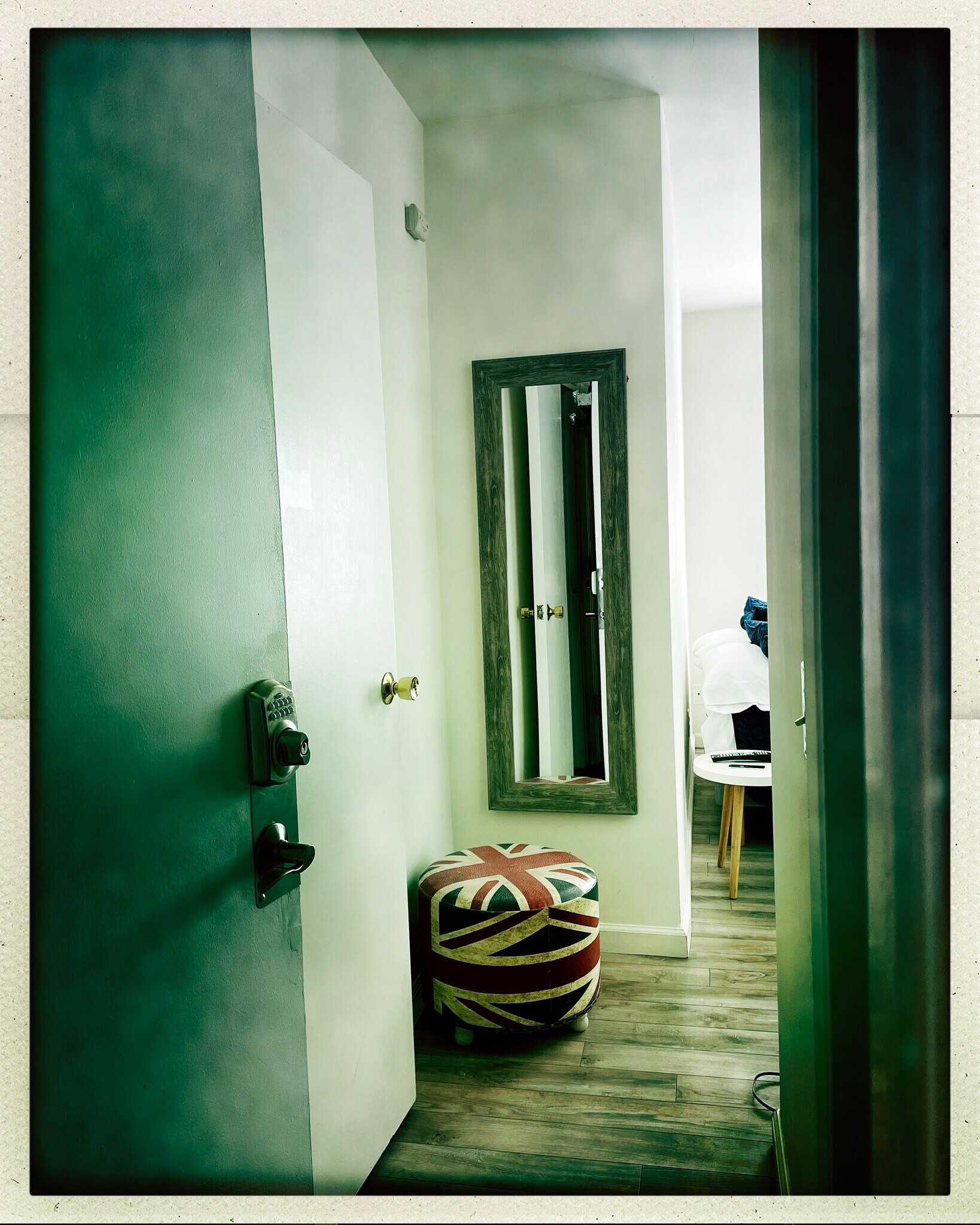 Small entrance hallway with mirror - 15 Spinnaker St