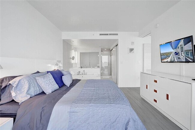 Building Photo - 3101 Bayshore Dr