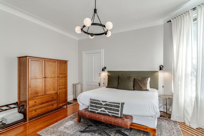 Building Photo - 351 Thrall St