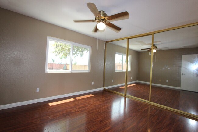 Building Photo - Beautiful 4 bedroom 2 bathroom home in Mira Mesa available now