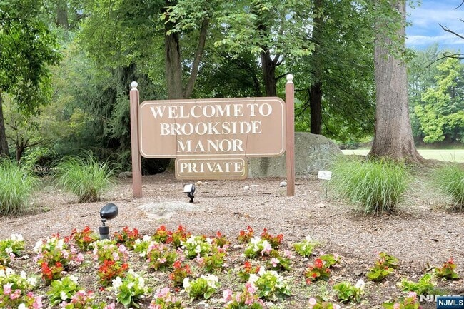 Building Photo - 12 Sandburg Ct