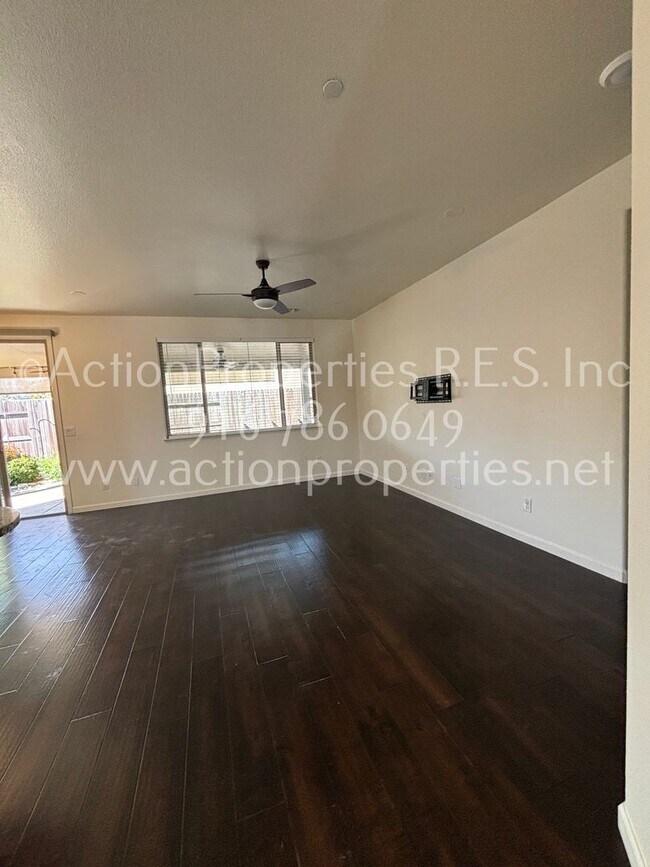 Building Photo - Solar Rocklin Gated Single Story: Close To Shopping 3 Bedroom 2 Bath, Covered Patio, Low Maintena...