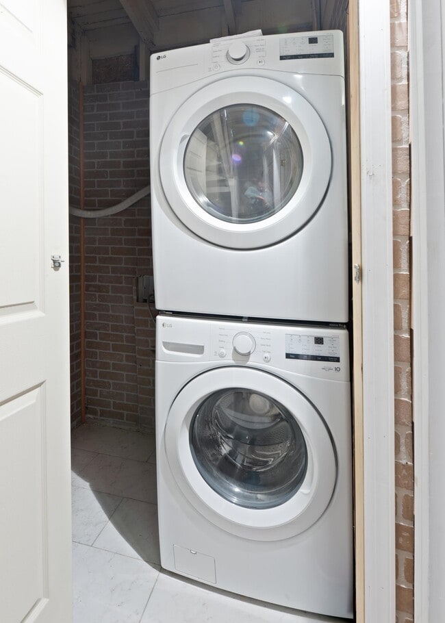 Building Photo - 9 W 15th St