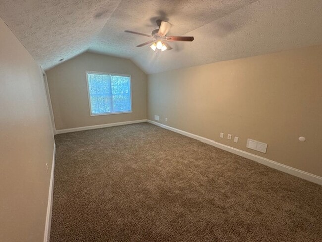 Building Photo - 125 Redwood Dr