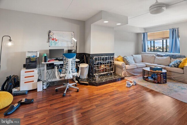 Building Photo - 200 Lombard St