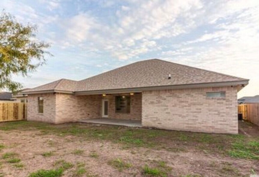 Building Photo - 9348 N Queen Palm
