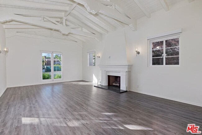 Building Photo - 204 S Camden Dr