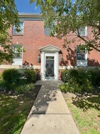 Building Photo - Charming and Spacious One Bedroom in Homeland Southway!