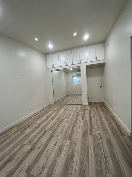 Building Photo - 2444 Chelsea Pl