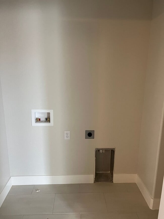 Building Photo - Beautiful Townhome in Washington!