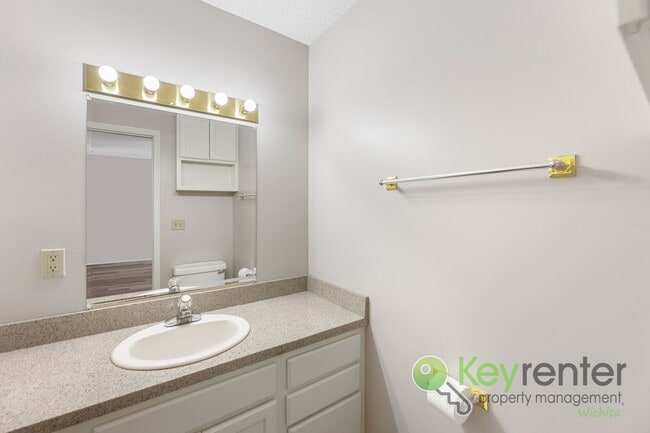 Building Photo - Beautiful 3 Bed 2.5 Bath townhome with easy commute anywhere in town!